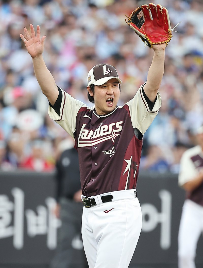 12일 대전 한화생명 볼파크에서 열린 ‘2025 신한 SOL뱅크 KBO 바카라 전략’에서 투수로 깜짝 등판한 최정이 디아즈의 호수비가 나오자 두 손을 들며 환호하고 있다. 2025.7.12/뉴스1 ⓒ News1 김진환 기자