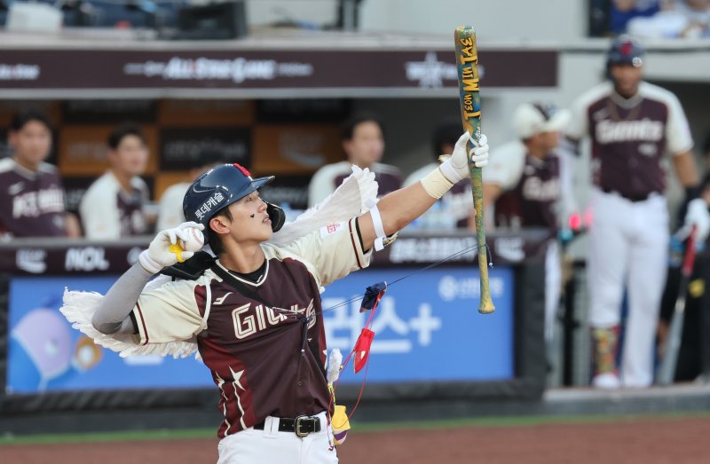 12일 오후 대전 한화생명볼파크바카라 전략 열린 '2025 신한 SOL Bank KBO 올스타전'에서 전민재가 퍼포먼스를 선보이고 있다. 2025.7.12/뉴스1 ⓒ News1 김기태 기자