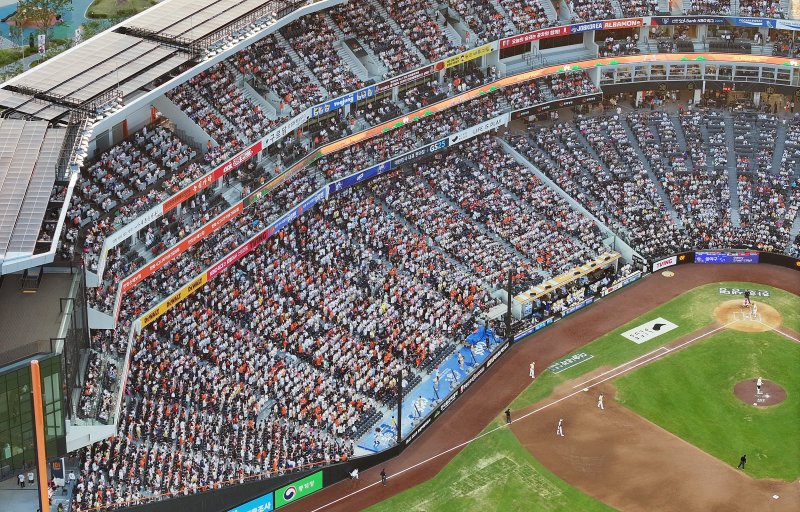 12일 대전 한화생명 볼파크에서 열린 ‘2025 신한 SOL뱅크 KBO 바카라 전략’에서 야구팬들이 열정적인 응원을 펼치고 있다. 2025.7.12/뉴스1 ⓒ News1 김진환 기자