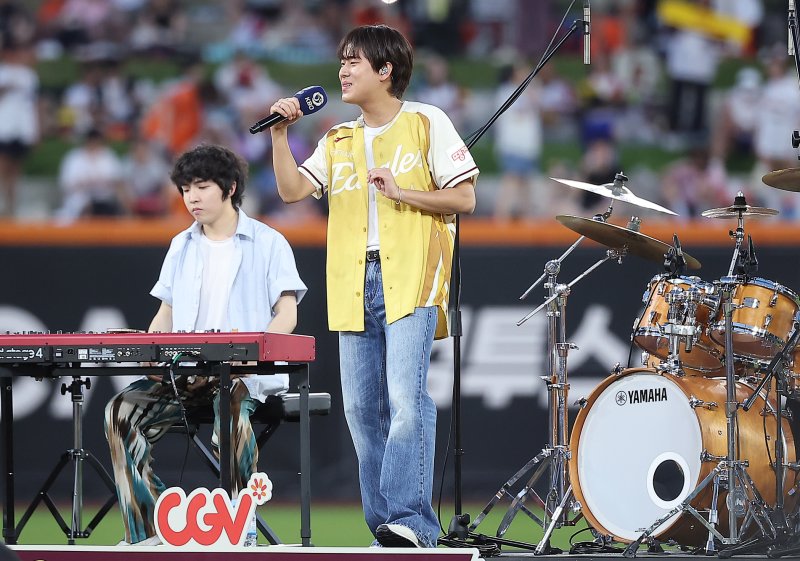 가수 이무진이 12일 대전 한화생명 볼파크에서 열린 ‘2025 신한 SOL뱅크 KBO 바카라 전략’에서 열정적인 공연을 펼치고 있다. 2025.7.12/뉴스1 ⓒ News1 김진환 기자