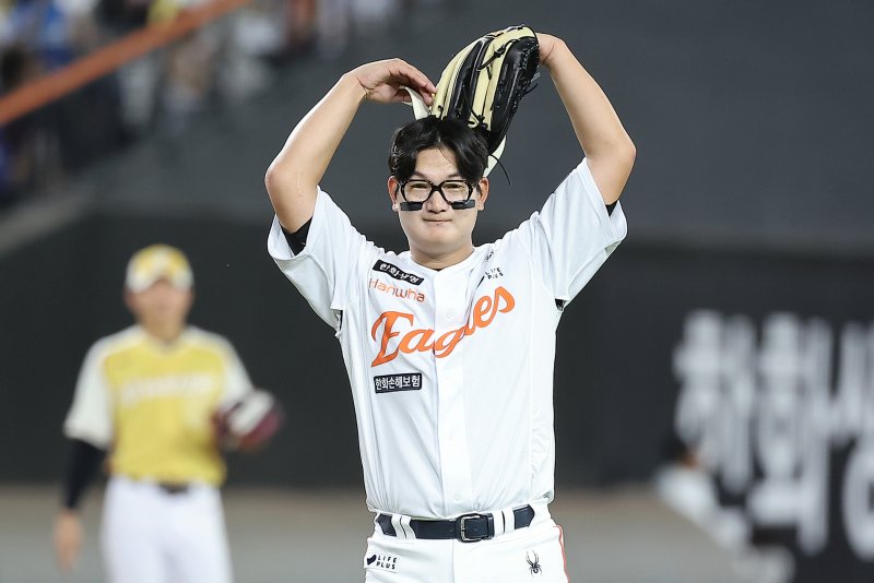 12일 대전 한화생명 볼파크에서 열린 ‘2025 신한 SOL뱅크 KBO 바카라 전략’에서 9회초 마운드에 올라온 한화 마무리 김서현이 팬들에게 인사하고 있다. 2025.7.12/뉴스1 ⓒ News1 김진환 기자