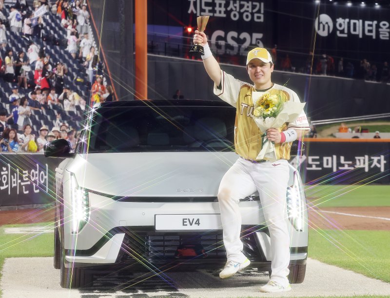 12일 대전 한화생명 볼파크에서 열린 ‘2025 신한 SOL뱅크 KBO 바카라 전략’에서 미스터 올스타에 선정된 LG 박동원이 부상으로 받은 KIA EV4와 함께 포즈를 취하고 있다. 2025.7.12/뉴스1 ⓒ News1 김진환 기자