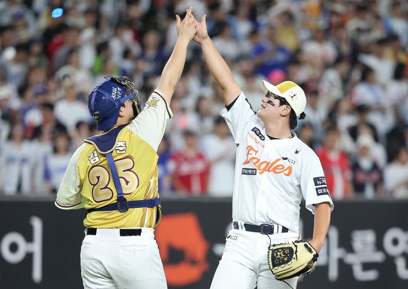 12일 대전 한화생명 볼파크에서 열린 ‘2025 신한 SOL뱅크 KBO 바카라 전략’에서 나눔 올스타 NC 포수 김형준과 한화 마무리 김서현이 8대6 승리를 지켜낸 뒤 세리머니를 하고 있다. 2025.7.12/뉴스1 ⓒ News1 김진환 기자