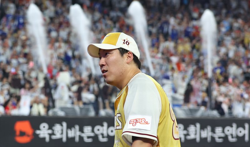 [대전=뉴시스] 최진석 기자 = 12일 대전 중구 대전한화생명볼파크에서 열린 2025 KBO리그 벳네온전 드림 벳네온와 나눔 벳네온의 경기. 7회초 나눔 김현수가 수비를 마치고 더그아웃으로 들어가고 있다. 2025.07.12. myjs@newsis.com