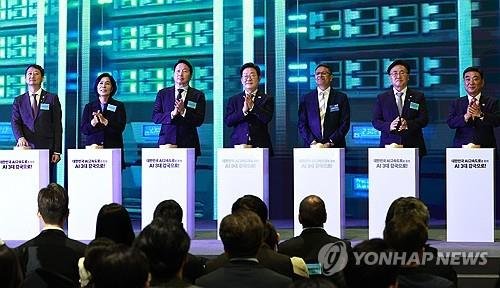 이재명 대통령, 울산 AI 데이터 센터 출범식 세리머니 (출처=연합뉴스)