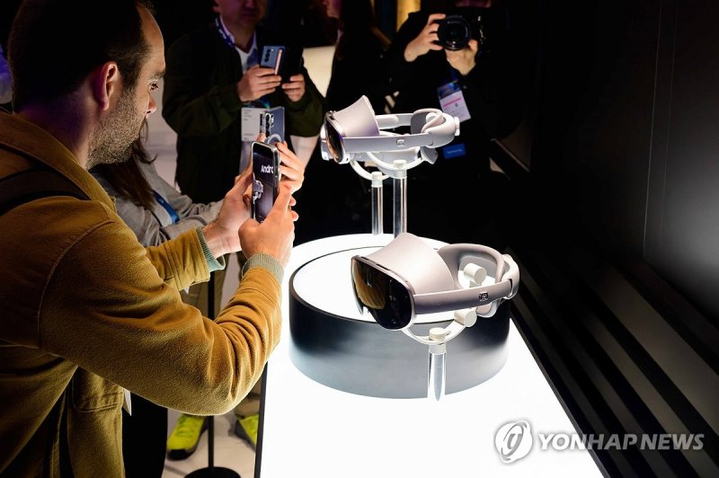 안드로이드 XR 헤드셋 '프로젝트 무한' 살펴보는 관람객들 (출처=연합뉴스)
