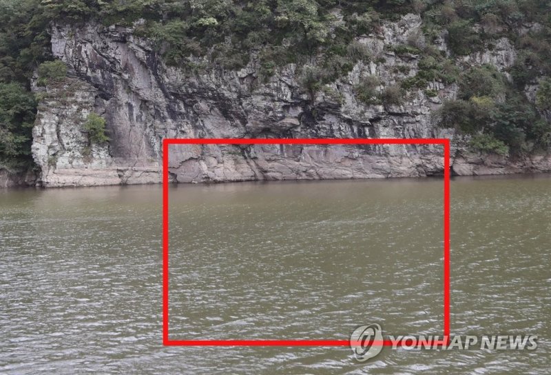 물에 잠긴 국보 '반구대 암각화' (출처=연합뉴스)