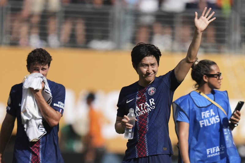 [이스트 러더퍼드=AP/뉴시스] 파리 생제르맹(PSG, 프랑스)의 이강인이 지난 9일(현지 시간) 미 뉴저지주 이스트 러더퍼드 메트라이프 스타디움에서 열린 2025 국제축구연맹(FIFA) 클럽 월드컵 준결승에서 레알 마드리드(스페인)를 물리친 후 팬들에게 인사하고 있다. 이강인은 후반 35분 교체 투입돼 팀 4번째 골에 기여했고 PSG는 4-0으로 승리하며 결승에 올라 첼시(잉글랜드)와 바카라사이트 소개을 다투게 됐다. 2025.07.10.