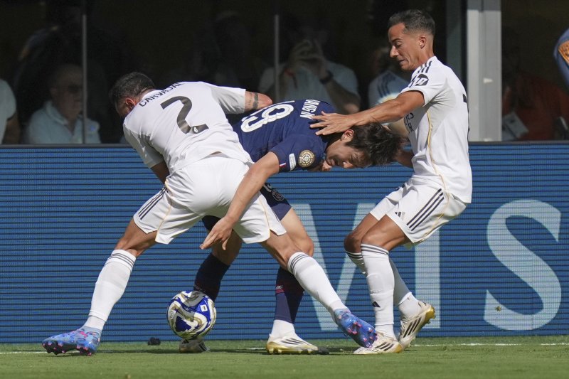 [이스트 러더퍼드=AP/뉴시스] 파리 생제르맹(PSG, 프랑스)의 이강인(가운데)이 지난 9일(현지 시간) 미 뉴저지주 이스트 러더퍼드 메트라이프 스타디움에서 열린 2025 국제축구연맹(FIFA) 클럽 월드컵 준결승에서 레알 마드리드(스페인)와 경기 중 공을 다투고 있다. 이강인은 후반 35분 교체 투입돼 팀 4번째 골에 기여했고 PSG는 4-0으로 승리하며 결승에 올라 첼시(잉글랜드)와 바카라사이트 소개을 다투게 됐다. 2025.07.10.