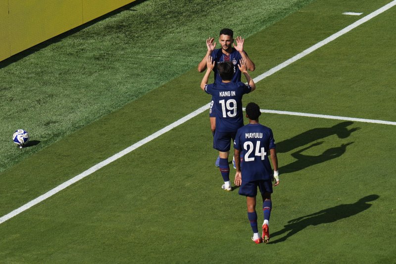 [이스트 러더퍼드=AP/뉴시스] 파리 생제르맹(PSG, 프랑스)의 이강인(가운데)이 지난 9일(현지 시간) 미 뉴저지주 이스트 러더퍼드 메트라이프 스타디움에서 열린 2025 국제축구연맹(FIFA) 클럽 월드컵 준결승에서 레알 마드리드(스페인)와 경기 후반 42분 팀 네 번째 골을 넣은 곤살루 하무스를 축하하고 있다. 이강인은 후반 35분 교체 투입돼 하무스의 골에 기여했고 PSG는 4-0으로 승리하며 결승에 올라 첼시(잉글랜드)와 바카라사이트 소개을 다투게 됐다. 2025.07.10.
