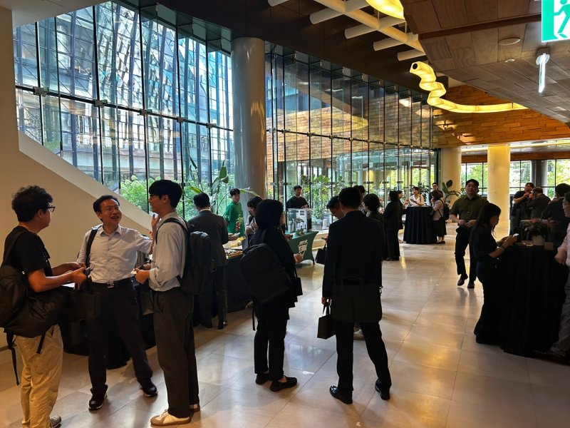 11일 경기 성남시 분당구 소재 차바카라 베팅컴플렉스에서 열린 CGB-CIC 오픈이노베이션 센터 Pre-Open 행사 후 참석자들이 로비에서 네트워크 시간을 갖고 있다. 2025.7.11/뉴스1 ⓒ News1 문대현 기자