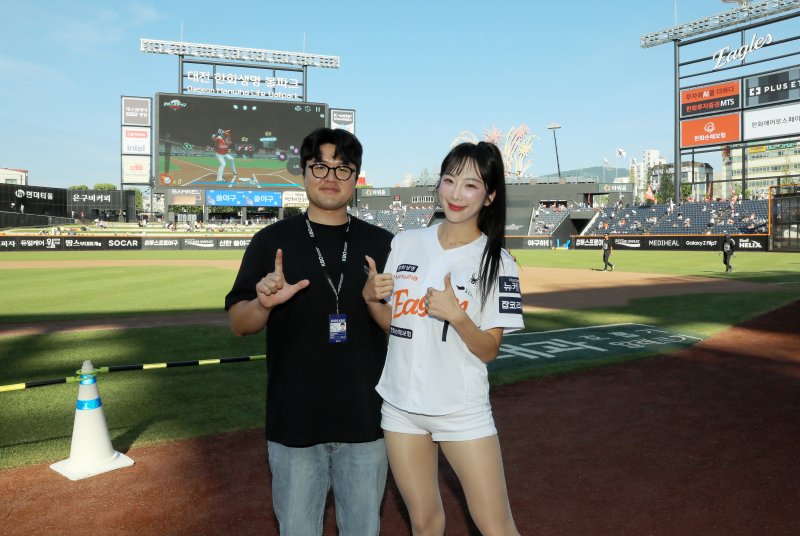 SSG 박바카라 온라인 파트너(왼쪽)와 이미래 한화 바카라 온라인 부부.(SSG 랜더스 제공)