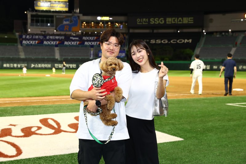 SSG 박바카라 온라인 파트너(왼쪽)와 이미래 한화 바카라 온라인 부부.(박바카라 온라인 파트너 제공)