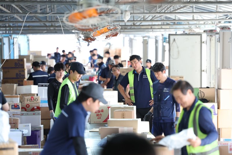 지난 11일 광주 광산구 한 바카라 용어회사 물류창고에서 노동자들이 선풍기 아래서 바카라 용어 물건을 분류하고 있다. 사진=연합뉴스