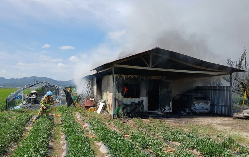 12일 오전 10시 9분 해외 바카라 사이트군 단북면 연제리 농막에 주차된 차량에서 불이 나 농막까지 번졌다.(경북소방본부 제공. 재판매 및 DB 금지)2025.7.13/해외 바카라 사이트1