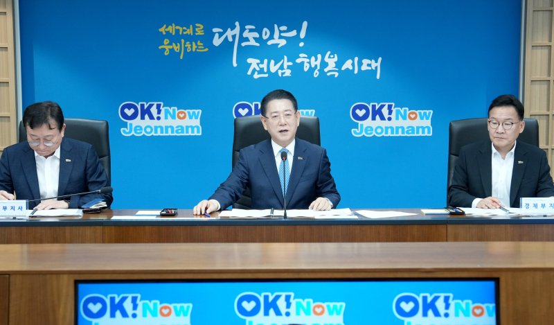 김영록 전라남도지사가 8일 오전 전남동부청사 나철실에서 동부권 실국장 정책회의를 주재하고 있다.(토토 바카라 사이트 제공. 재판매 및 DB금지) 2025.7.8/토토 바카라 사이트1