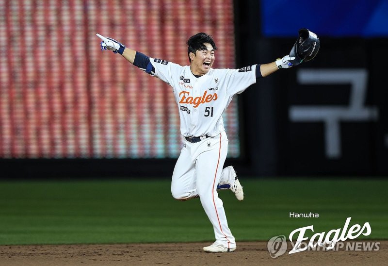 10일 KIA 타이거즈전 끝내기 안타를 치고 기뻐하는 한화 문현빈. (출처=연합뉴스)