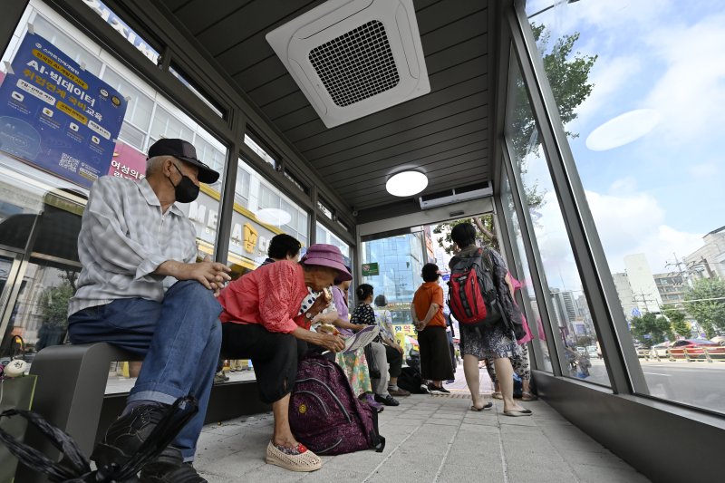 [광주=뉴시스] 박기웅 기자 = 2일 오후 광주 북구 두암동 말바우시장(동) 정류장에 메이저 바카라사이트된 스마트쉘터가 버스를 기다리는 시민들로 붐비고 있다. 2024.08.02. pboxer@newsis.com