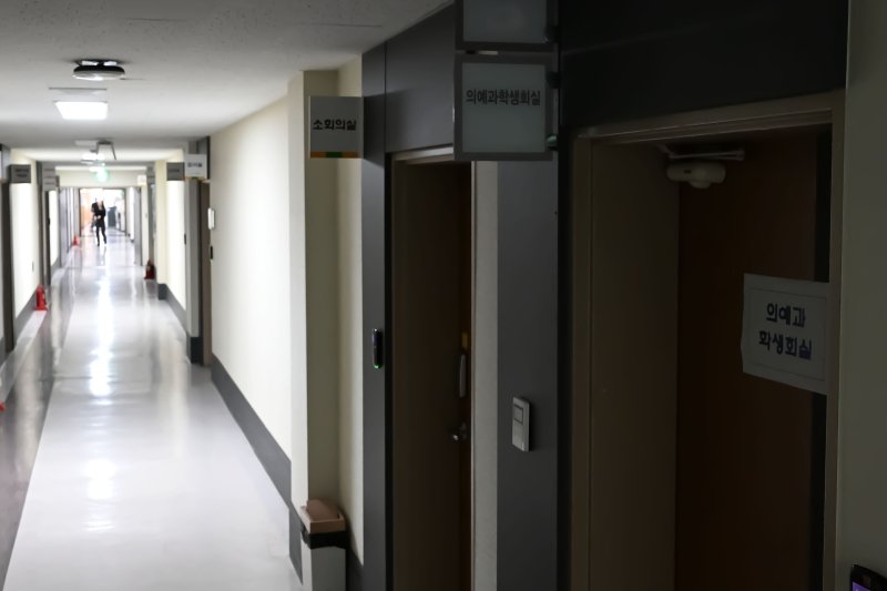 [광주=뉴시스] 이영주 기자 = 의대 정원 증원에 반발해 휴학계를 낸 바카라사이트 검증들의 복귀 시한이 만료된 31일 오전 광주 동구 전남대 의대 의예과학생회실 앞 복도가 불이 꺼진 채 한산한 모습을 보이고 있다. 2025.03.31. leeyj2578@newsis.com