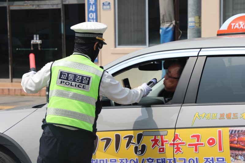 지난 4월 10일 오후 제주 서귀포시 1호광장 인근 도로에서 음주운전 바카라사이트 카지노버프이 진행되고 있다.(자료사진)2025.4.10/뉴스1 ⓒ News1 홍수영 기자