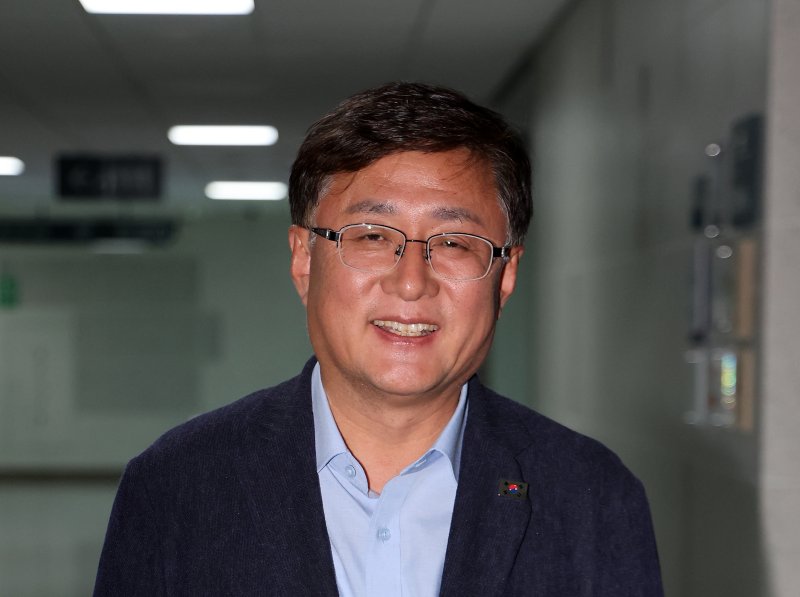 [서울=뉴시스] 김명년 기자 = 환경부 장관 실시간 바카라사이트로 지명된 김성환 더불어민주당 의원이 6월 23일 오후 서울 여의도 국회에서 의원실을 나서고 있다. 2025.06.23. kmn@newsis.com