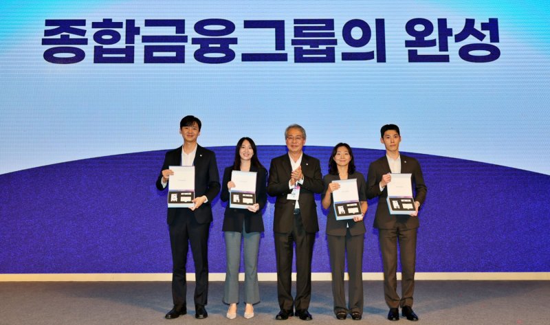 11일 서울 용산 드래곤시티에서 열린 '우리 WON Day' 행사에 참석한 임종룡 우리해외 바카라사이트회장(가운데)이 동양·ABL생명 직원 대표 4명에게 그룹 사원증, 명함, 휘장이 담긴 비즈니스 키트를 수여하고 있다. (사진=우리해외 바카라사이트 제공) *재판매 및 DB 금지