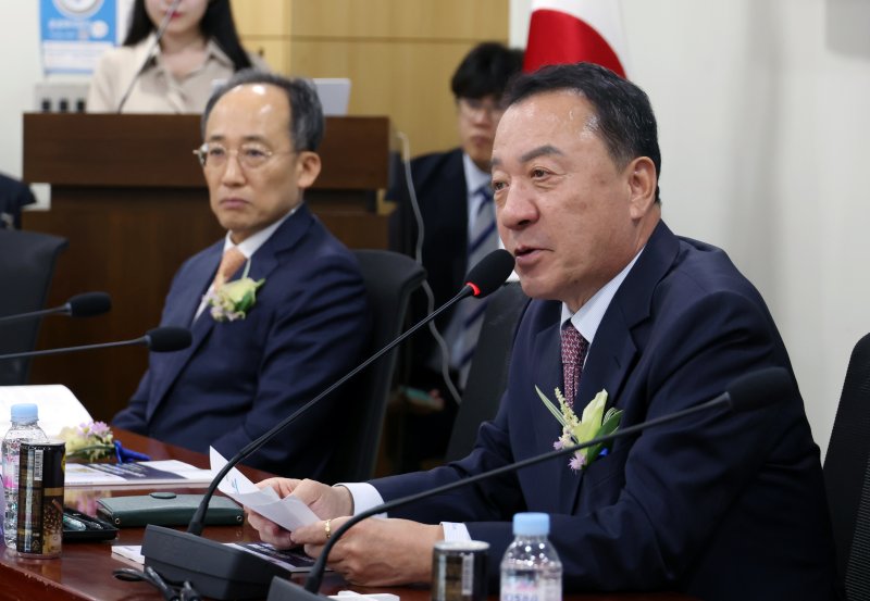 [서울=뉴시스] 고승민 기자 = 엄태영 국민의힘 바카라사이트 추천이 28일 서울 여의도 국회 바카라사이트 추천회관에서 열린 시멘트-콘크리트 염화물 기준 개선 필요성과 방향성 포럼에서 개회사를 하고 있다. 2025.04.28. kkssmm99@newsis.com