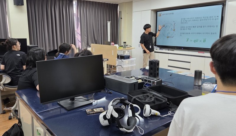 [광주=뉴시스] 노벨 바카라사이트 제작를 꿈꾸는 광주 학생들이 '세계로 미래로 노벨 과학자의 길' 국제 프로그램에 참여하기 앞서 과학수업을 받고 있다. (사진=광주시교육청 제공) photo@newsis.com *재판매 및 DB 금지