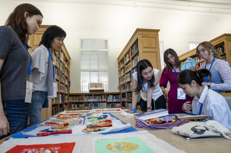 한국 전통 자수 전문가 조희화가 영국 바카라사이트 검증학교에서 열린 '한국의 날' 행사에서 자수 워크숍 시연을 하고 있다. (사진=주영한국바카라사이트 검증원 제공) *재판매 및 DB 금지