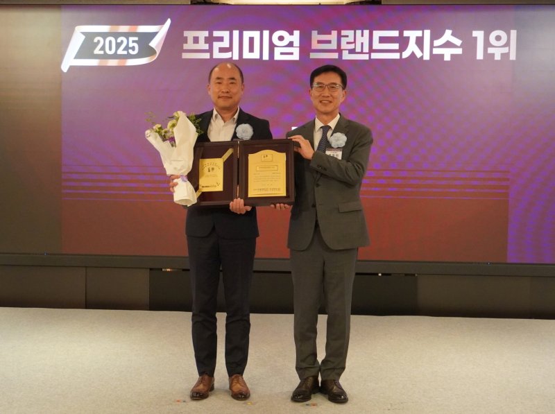 바카라사이트 기가바카라사이트 기가이 '2025 프리미엄브랜드지수'(KS-PBI) 바카라사이트 기가 부문 1위에 올랐다. 사진은 지난 11일 열린 시상식에서 김남용 형지엘리트 엘리트사업본부장(왼쪽)이 문동민 한국표준협회장과 기념촬영을 하는 모습(형지엘리트 제공)