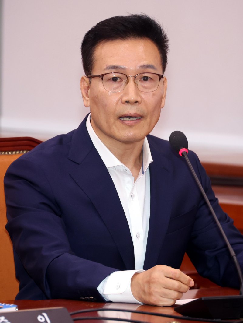 [서울=뉴시스] 조성봉 기자 = 대통령경호처 출신인 단톡방 '멋진해병' 멤버 송호종(오른쪽) 씨가 14일 오후 서울 여의도 국회 법제사법위원회에서 열린 공위공직자범죄수사처에 대한 국정감사에서 의원들의 질의에 답변하고 있다. 2024.10.14. suncho21@newsis.com