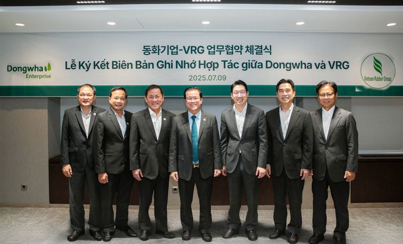 지난 9일 온라인 바카라사이트 추천 서울사무소에서 VRG와 업무협약 체결 후 기념 촬영을 하고 있다. 왼쪽부터 쩐 꾸억 타이 VRG 산업단지 개발위원, 쩐 뉴 훙 VRG 영업부장, 도 후 프엉 VRG 부사장, 레 탄 흥 VRG 총괄사장, 승지수 동화그룹 부회장, 채광병 온라인 바카라사이트 추천 대표, 김명식 온라인 바카라사이트 추천 부사장. 온라인 바카라사이트 추천 제공
