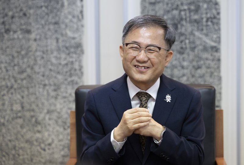[서울=뉴시스] 김근수 기자 = 김재홍 국립중앙먹튀없는 바카라사이트 아톰카지노장이 9일 서울 용산구 국립중앙먹튀없는 바카라사이트 아톰카지노에서 뉴시스와 인터뷰를 하고 있다. 2025.07.09. ks@newsis.com