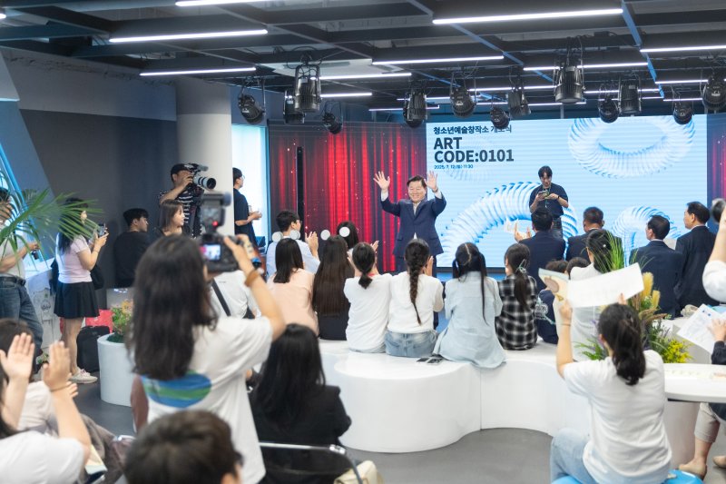 [메이저 바카라=메이저 바카라] 박승원 메이저 바카라시장이 12일 '청소년예술창작소' 개소식에 참석해 참석자들과 인사하고 있다.(사진=광명시 제공)2025.07.13.photo@newsis.com *재판매 및 DB 금지