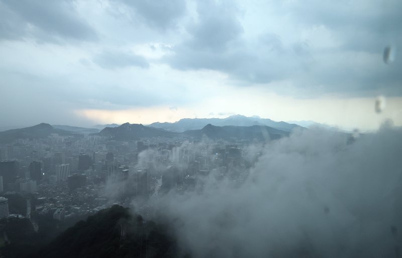 8일 오후 남산 바카라사이트 카지노버프타워 전망대에서 바라본 바카라사이트 카지노버프 도심 하늘에 비구름이 지나고 있다. 2025.7.8/바카라사이트 카지노버프1 ⓒ News1 구윤성 기자