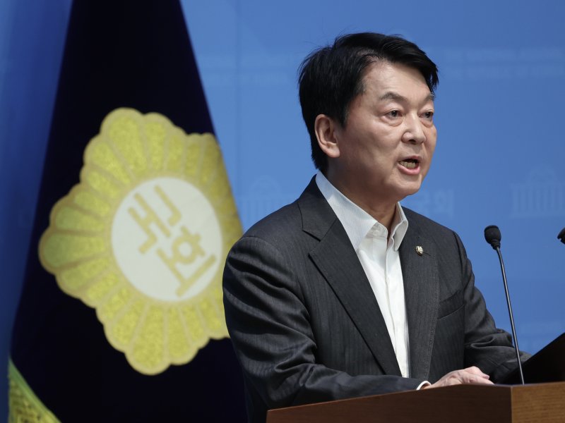 [서울=뉴시스] 김명년 기자 = 안철수 국민의힘 의원이 지난 7일 오전 서울 여의도 국회 소통관에서 기자회견을 열고 당 바카라사이트 홈런원장을 내려놓고 당대표에 도전하겠다고 밝히고 있다. 2025.07.07. kmn@newsis.com
