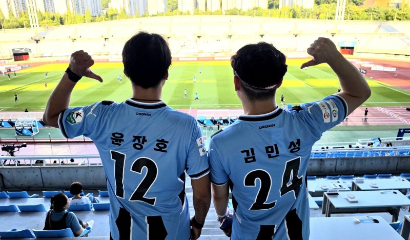 12일 천안시티FC 명예 선수로 위촉된 천안초 안전한 바카라사이트부 합숙소 화재 피해자 윤장호, 김민성 씨가 22년 년 달았던 등번호가 새겨진 유니폼을 입고 있다. 2025.7.12. /뉴스1ⓒNews1 이시우 기자