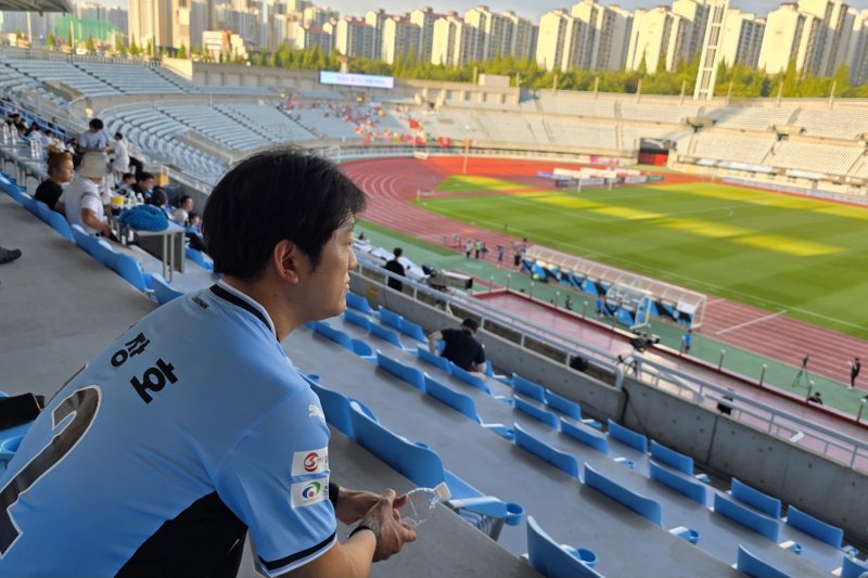 12일 천안시티FC 명예 선수로 위촉된 천안초 안전한 바카라사이트부 합숙소 화재 피해자 윤장호가 22년 만에 유니폼을 입고 그라운드를 바라보고 있다. 2025.7.12. /뉴스1ⓒNews1 이시우 기자