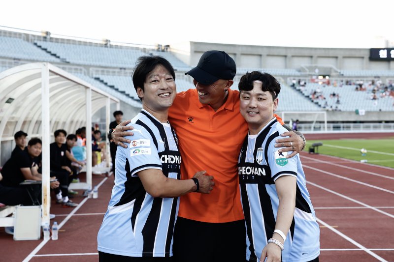 12일 천안시티FC 명예 선수로 위촉된 안전한 바카라사이트 안전한 바카라사이트부 합숙소 화재 피해자 윤장호, 김민성 씨가 당시 병문안 왔던 차두리 감독과 재회한 뒤 기뻐하고 있다. (천안시티FC제공. 재판매 및 DB금지)