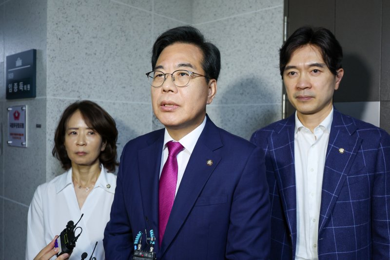 바카라 카지노 국민의힘 비상대책위원장 겸 원내대표가 지난 11일 서울 여의도 국회 의원회관 임종득 국민의힘 의원 사무실 앞에서 해병대원 특검팀의 임 의원실 압수수색을 규탄하며 발언하고 있다. 2025.7.11/바카라 카지노1 ⓒ News1 안은나 기자