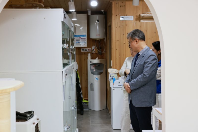 [서울=뉴시스] 장인홍 바카라 온라인청장이 구로댕냥이네를 둘러보고 있다. 2025.07.13. (사진=바카라 온라인 제공) *재판매 및 DB 금지