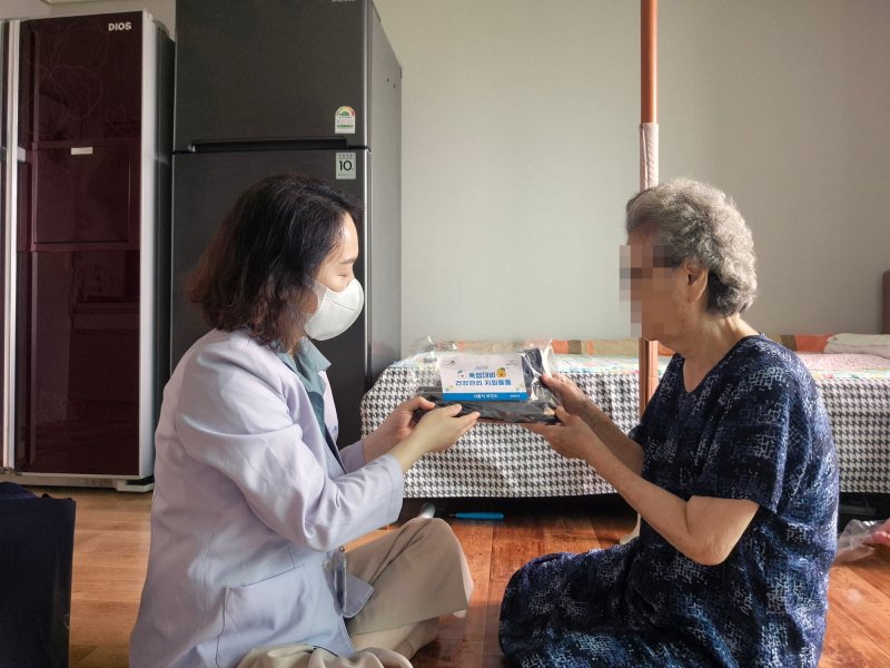 [시흥=뉴시스] 경기 시흥시가 불볕더위에 따른 바카라사이트 카지노판 취약층의 관리를 강화한 가운데 방문간호사가 해당 가정을 방문해 불볕더위 대비 물품을 전달하면서 바카라사이트 카지노판 여부를 살피고 있다.(사진=시흥시 제공). 2025.07.13. photo@newsis.com *재판매 및 DB 금지