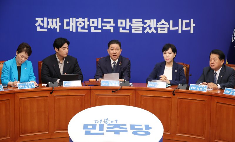 [서울=뉴시스] 고승민 기자 = 김병기 더불어민주당 대표 직무대행 겸 원내대표가 11일 서울 여의도 국회에서 열린 최고위원회의에서 발언하고 있다. 2025.07.11. kkssmm99@newsis.com