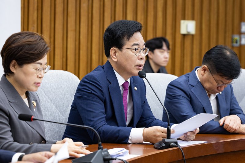 송언석 국민의힘 비상대책위원장 겸 원내대표가 11일 서울 여의도 국회에서 열린 원내대책회의에서 모두 발언을 하고 있다. 2025.7.11/뉴스1 ⓒ News1 유승관 기자