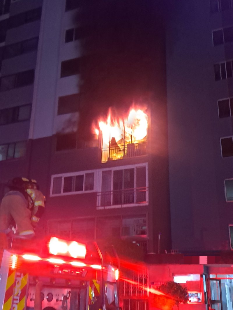 [부산=뉴시스] 새벽 시간대 발생한 화재로 자매가 변을 당한 지난달 24일 부산 부산진구의 한 바카라 토토 사이트 화재 당시 상황 (사진=독자 제공) 2025.06.24. photo@newsis.com *재판매 및 DB 금지