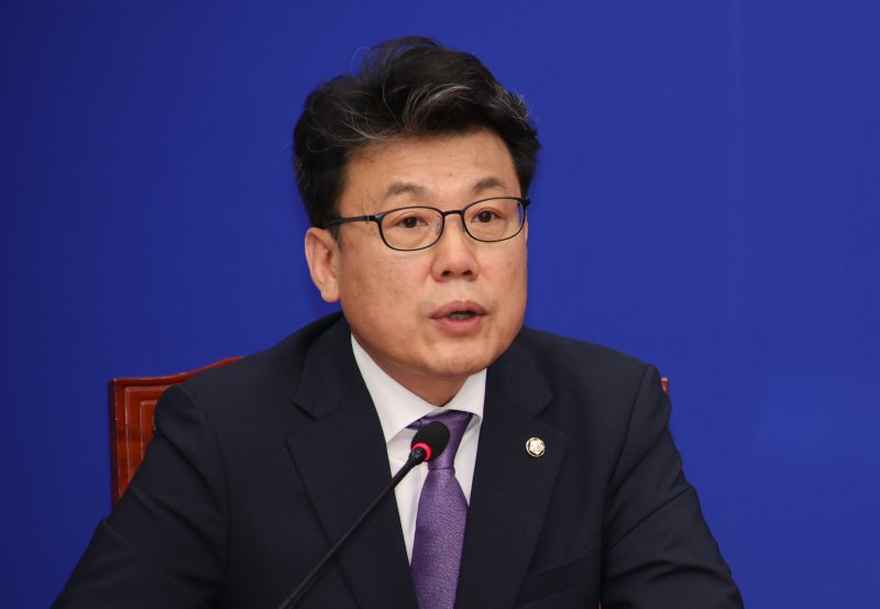 [서울=뉴시스] 김금보 기자 = 라이브바카라 더불어민주당 라이브바카라위의장이 지난 7일 서울 여의도 국회에서 김정재 국민의힘 라이브바카라위의장을 만나 모두발언을 하고 있다. 2025.07.07. kgb@newsis.com