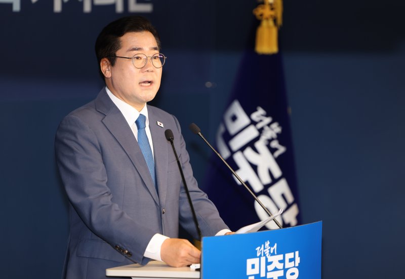 [서울=뉴시스] 김명년 기자 = 더불어민주당 당대표 선거에 출마한 박찬대 바카라사이트 뱃무브이 10일 오전 서울 여의도 더불어민주당 중앙당사에서 후보자 등록을 한 뒤 기자회견하고 있다. 2025.07.10. kmn@newsis.com