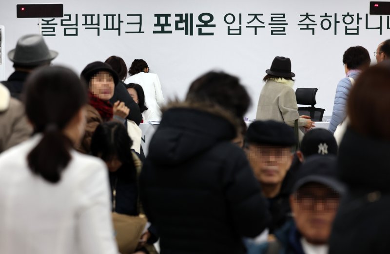 [서울=뉴시스] 이영환 기자 = 27일 오전 서울 강동구 올림픽파크 우리카지노 바카라사이트 입주지원센터에 입주민들이 붐비고 있다.올림픽파크우리카지노 바카라사이트 아파트는 '단군 이래 최대 재건축' 단지로 지하 3층~지상 35층 규모의 총 1만 2032세대로 건립됐다. 지난 2022년 4월부터 10월까지 공사가 중단되는 어려움도 있었지만 끝내 준공 인가 결실을 맺게 됐다. 아파트 입주는 이날부터 내년 3월31일까지 순차적으로 이뤄진다. 2024.11.27. 20hwan@newsis.com
