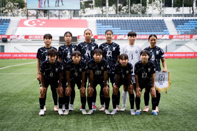 [서울=뉴시스]홍콩과의 3차전에 선발로 출전한 여자 U-15 바카라 베팅 선수들의 모습. (사진=대한축구협회 제공)