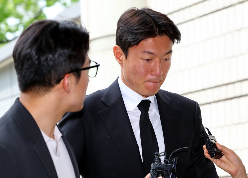 [서울=뉴시스] 박주성 기자 = 불법 촬영 혐의로 1심에서 징역형 집행유예를 선고받은 축구선수 무료 바카라 게임가 19일 서울 서초구 서울중앙지방법원에서 열린 항소심 1차 공판에 출석하고 있다. 2025.06.19. park7691@newsis.com